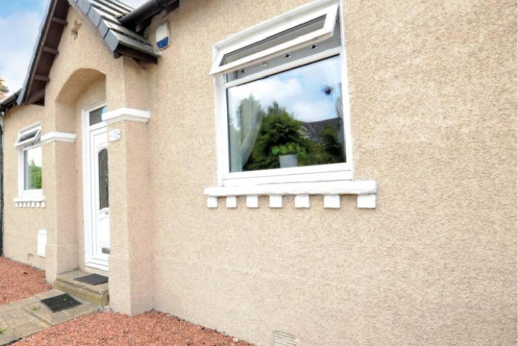 Cheerful One Bedroom Cottage With Parking Space. غلاسغو المظهر الخارجي الصورة