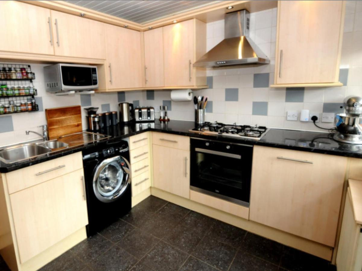 Cheerful One Bedroom Cottage With Parking Space. غلاسغو المظهر الخارجي الصورة