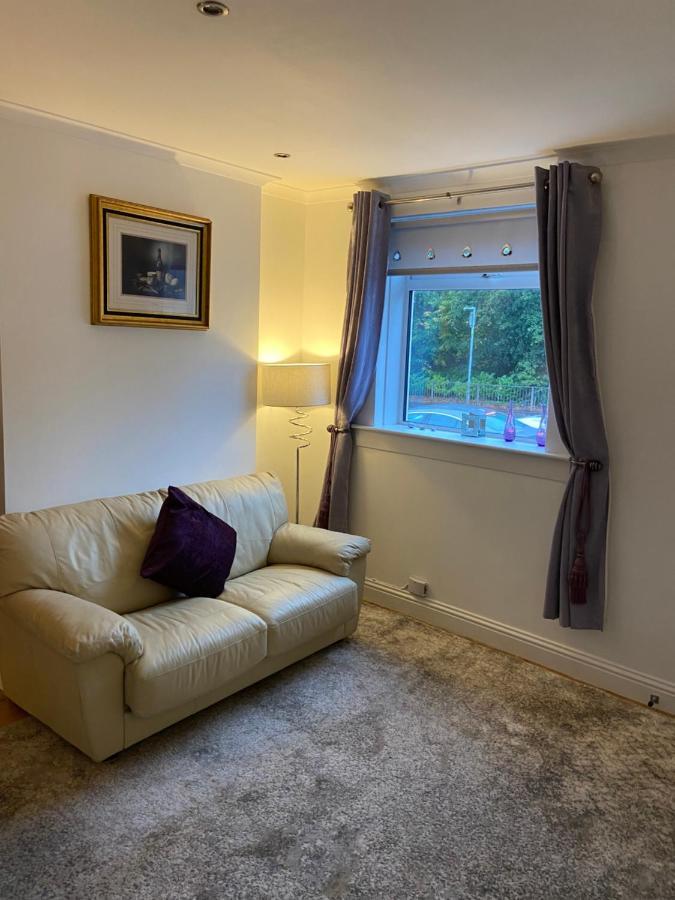 Cheerful One Bedroom Cottage With Parking Space. غلاسغو المظهر الخارجي الصورة