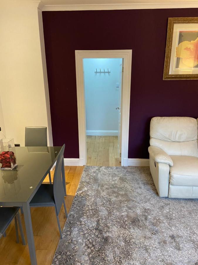 Cheerful One Bedroom Cottage With Parking Space. غلاسغو المظهر الخارجي الصورة
